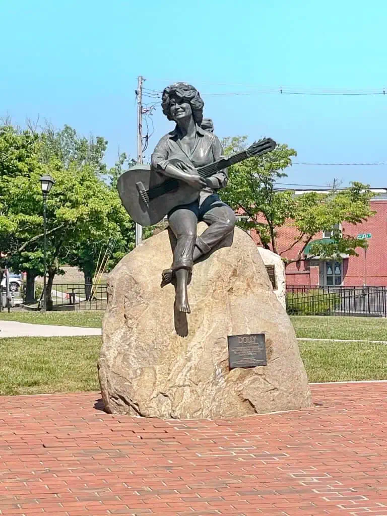 dolly parton statue in downtown sevierville